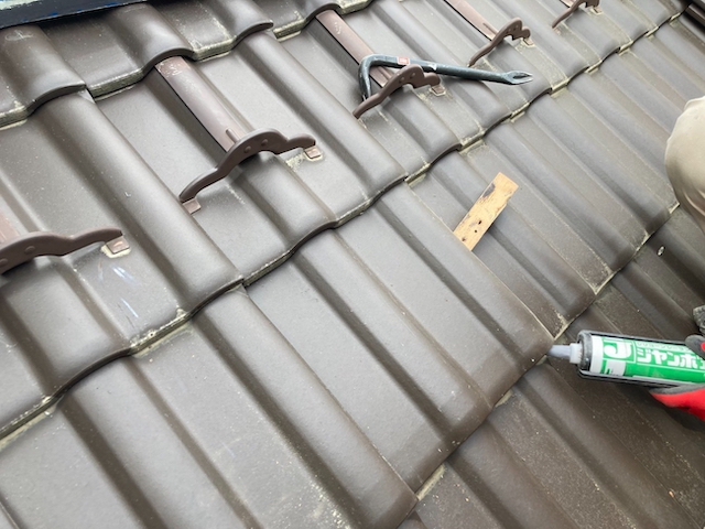 瓦止めの施工風景